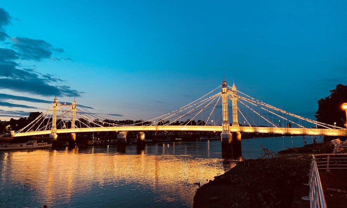 Suspension bridge, river Thames.