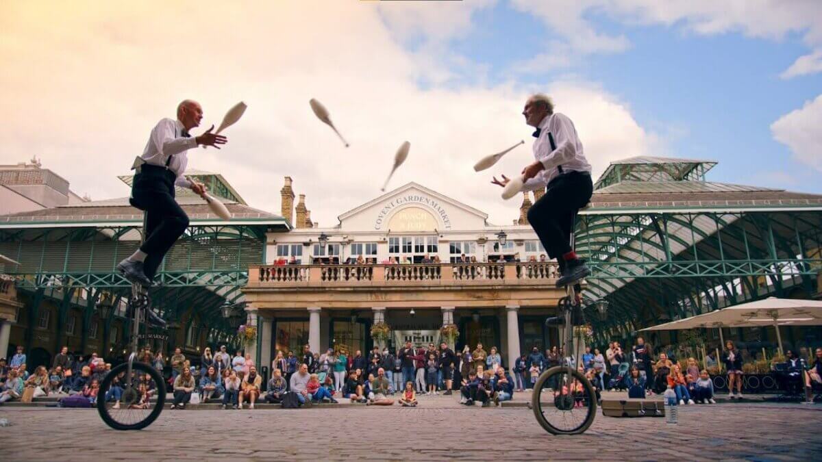Unicycles, crowd