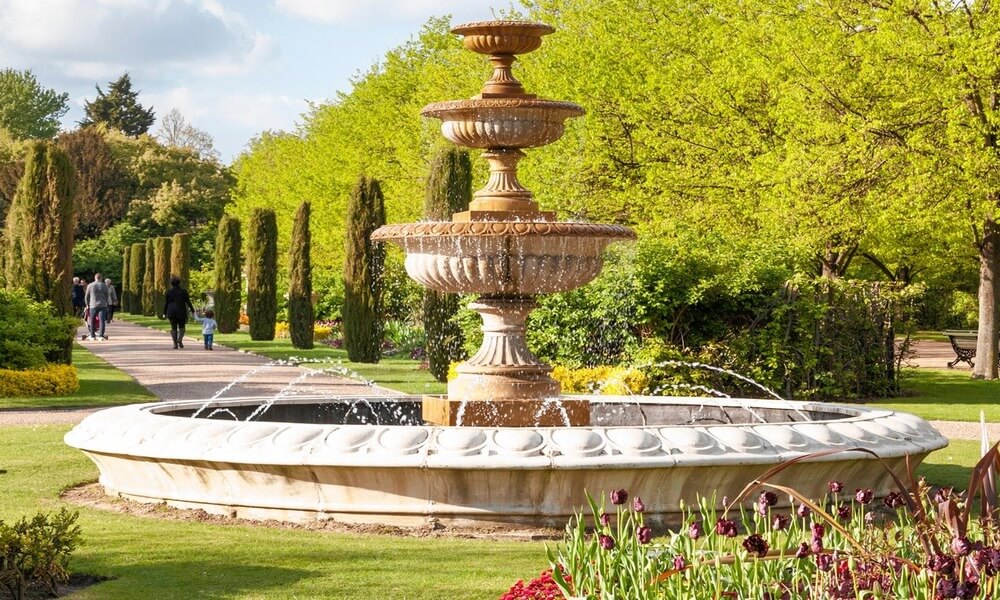A fountain in the middle of a garden.