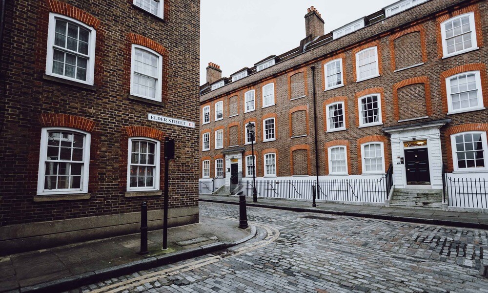 A cobblestone street in london.