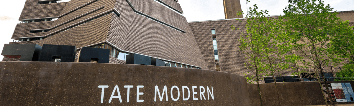 A building with a sign that says tate modern.
